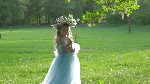 Little Girl Dressed Light Dress Wreath Flowers Her Head — Video