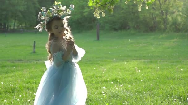 Jeune Femme Avec Des Fleurs Dans Parc Vert Fille Belle — Video