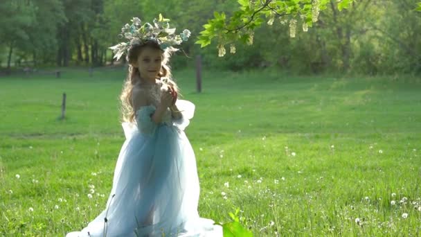 Una Niña Naturaleza Vestido Ligero Enviar Beso — Vídeo de stock