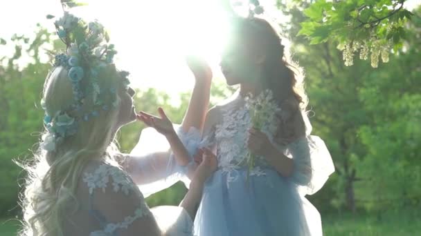 Mamá Hija Vestidos Revoloteando Con Flores Pie Bosque Verano — Vídeos de Stock