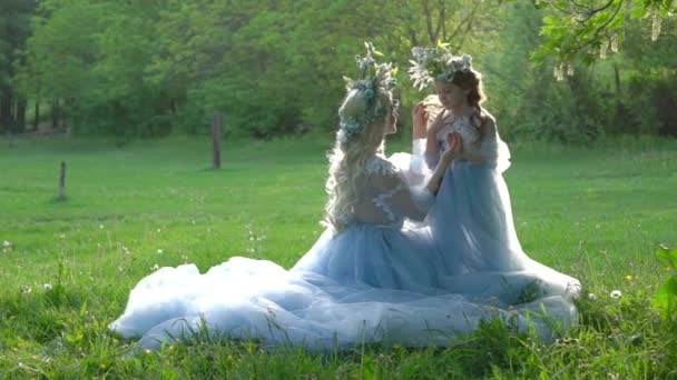 Slow Motion Femme Tendre Robe Légère Avec Enfant Sur Herbe — Video