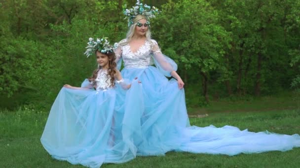 Mom Daughter Fluttering Dresses Flowers Standing Summer Forest — Video Stock