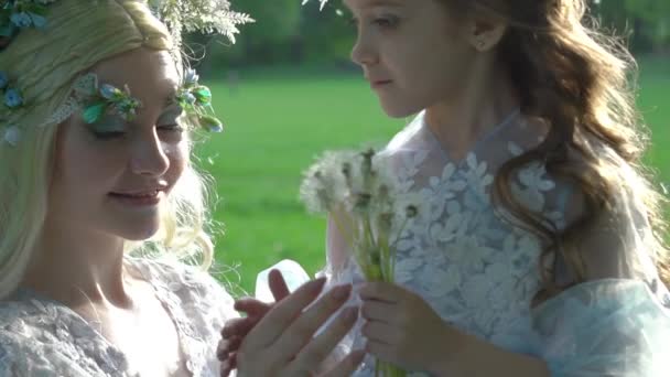 Mãe Filha Vestidos Fluttering Com Flores Floresta Verão — Vídeo de Stock