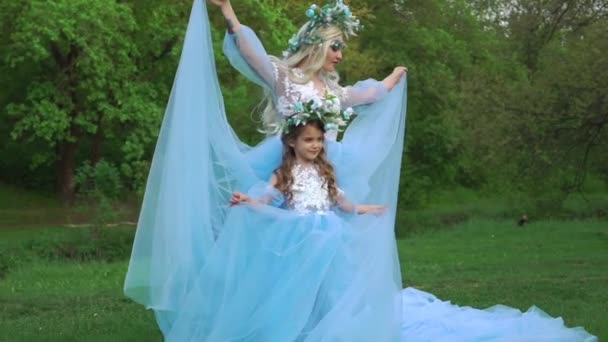 Dvě Krásné Princezny Dívky Luxusních Šatech Dlouhým Vlakem — Stock video