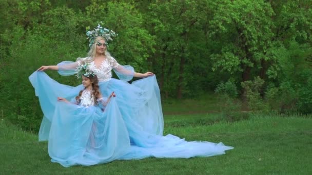 Mother Daughter Queen Princess Dresses Long Dress Train — Stok video