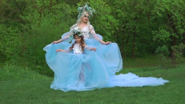 Slow Motion Mujer Princesa Familia Look Azul Vestido Largo Tren — Vídeos de Stock
