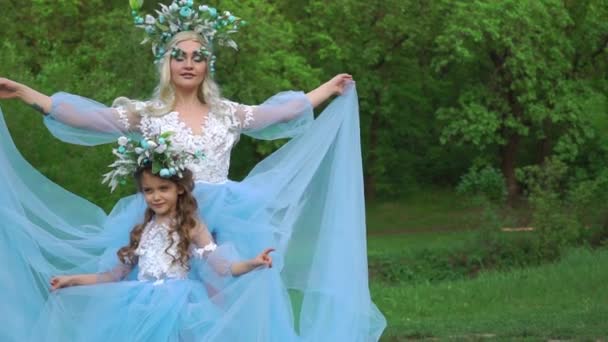 Movimento Lento Duas Meninas Bonitas Princesa Vestidos Luxuosos Com Trem — Vídeo de Stock