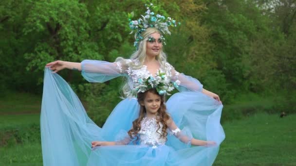 Mom Daughter Fluttering Dresses Flowers Standing Summer Forest — Stockvideo