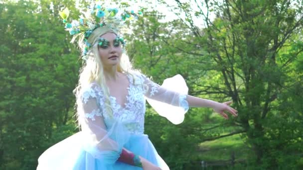 スローモーションファンタジー女性姫緑の夏の森 頭の上の花の花輪 — ストック動画