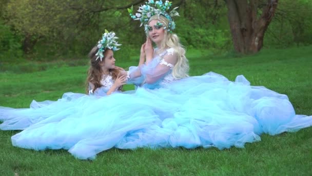 Piękna Matka Córka Eleganckich Przestronnych Sukienkach Cyjan Pociągiem — Wideo stockowe