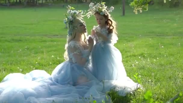 Beautiful Mother Daughter Elegant Airy Blue Dresses Sit Grass — ストック動画
