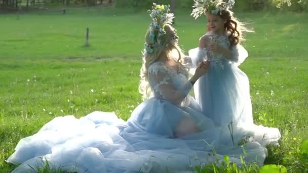 Nahaufnahme Porträt Von Mutter Kleid Mit Tochter Einem Sonnigen Frühlingssommertag — Stockvideo