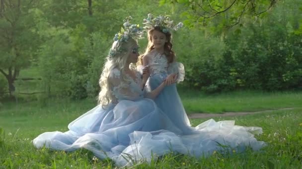 Мать Дочь Королева Принцесса Одеваются Длинное Платье Поездом — стоковое видео