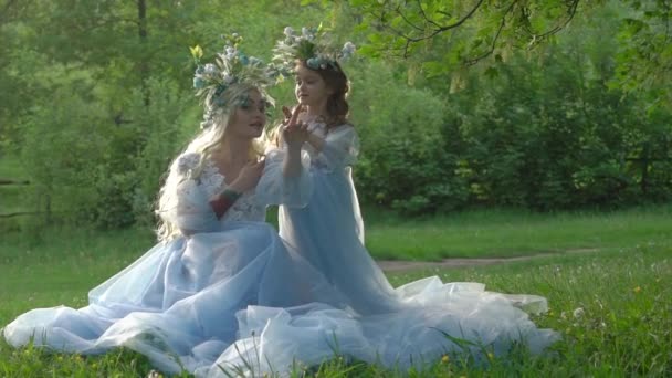 Slow Motion Two Beautiful Princess Girls Luxurious Dresses Long Train — Vídeo de stock