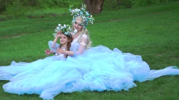 Slow Motion Girls Mit Feenprinzessinnen Kostüm — Stockvideo