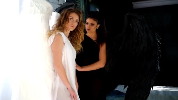 黑色背景下的天使和恶魔 — 图库视频影像