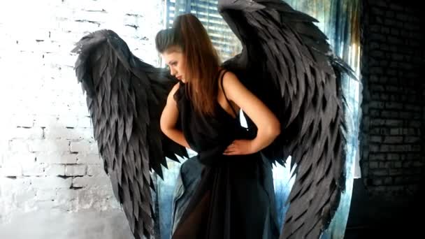 Gevallen Zwarte Engel Met Vleugels Seksuele Vrouw — Stockvideo
