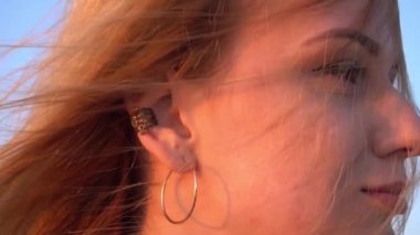 Slow Motion şehvetli genç kız dinleniyor.