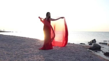 Slow Motion Kumsalda kırmızı elbiseli harika genç bayan
