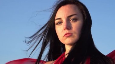 Slow Motion Sahilde durup güneşin tadını çıkaran güzel bir kadın