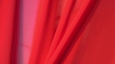 Yavaş çekim. Kırmızı elbiseli, seksi, esmer bir kadının portresi.