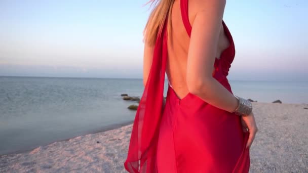 Slow Motion Młoda Kobieta Plaży Czerwoną Tkaniną — Wideo stockowe