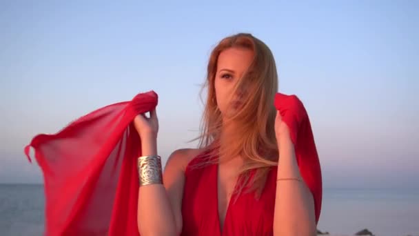 Junge Frau Langen Roten Kleid Sandstrand Meer — Stockvideo