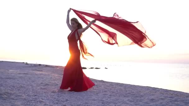Młoda Kobieta Nosi Niesamowity Czerwony Strój Aflutter Lekkim Wietrze — Wideo stockowe