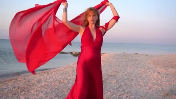 Slow Motion Una Mujer Vestida Rojo Playa — Vídeos de Stock
