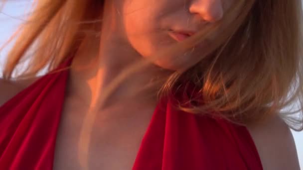 Lento Movimento Bela Mulher Livre Vestido Vermelho Vento Praia Mar — Vídeo de Stock