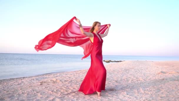 スローモーションビーチで赤いドレスの女性 — ストック動画