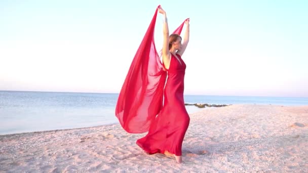 Schöne Frau Einem Knallroten Kleid Meer Einem Sonnigen Sommertag — Stockvideo