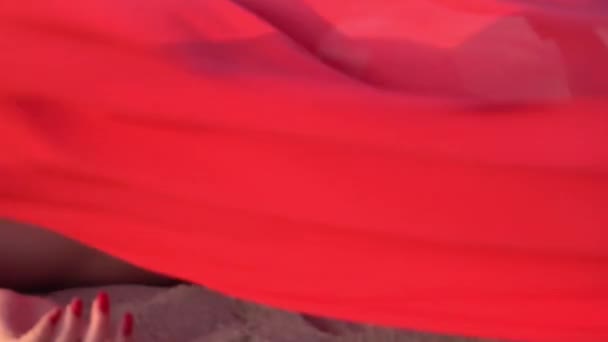 Una Donna Abito Rosso Sulla Spiaggia — Video Stock