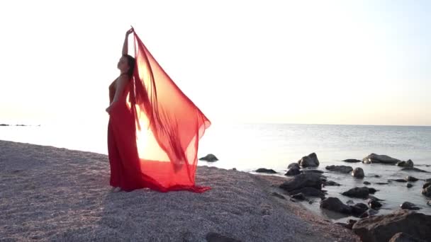 红色的长穿裙子的美丽女孩 — 图库视频影像