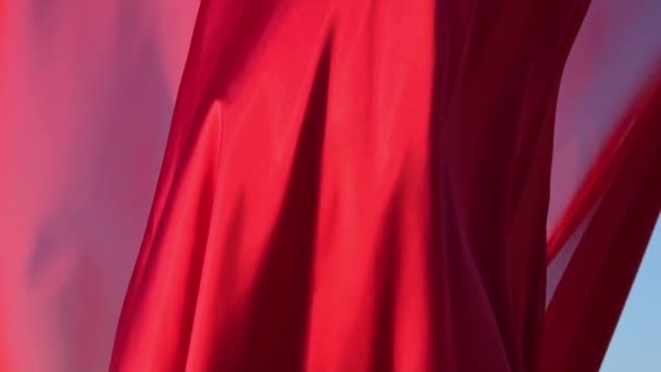 美丽的红色连衣裙在沙滩上迎风飘扬 被收割了软焦点 — 图库视频影像