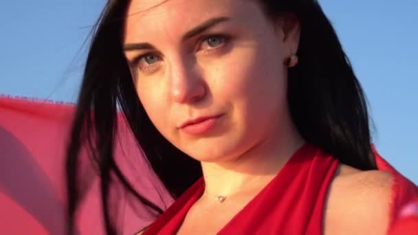 Lambat Motion Portrait Brunette Woman Mengenakan Gaun Merah Elegan — Stok Video
