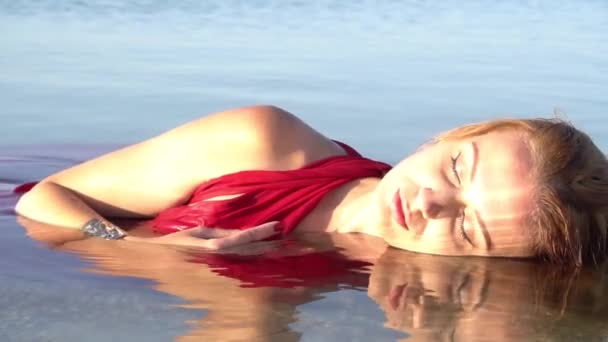 Slow Motion Sexy Woman Laying Ocean — Stok video