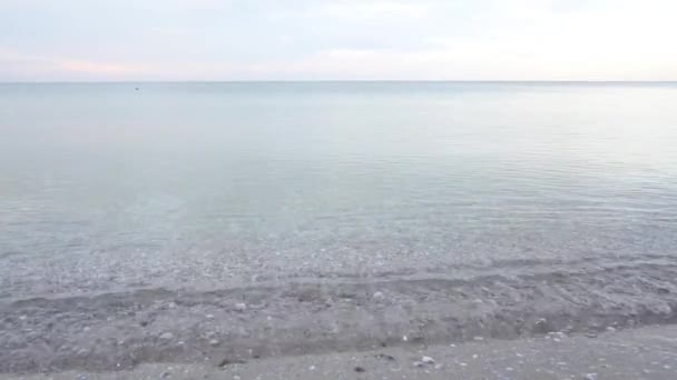 スローモーション 穏やかな青い海の水 — ストック動画