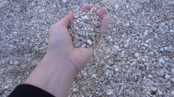 Αργή Κίνηση Κοντινό Πλάνο Χέρι Απελευθερώνοντας Άμμο Πτώση — Αρχείο Βίντεο