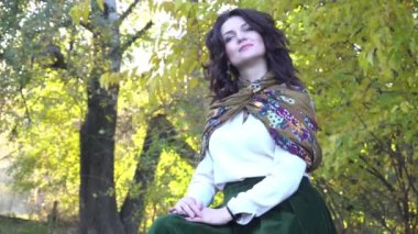 4K Mutlu orta yaşlı kadın dışarıda sonbaharın tadını çıkarıyor