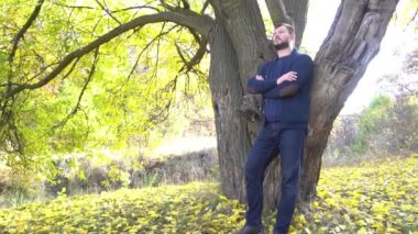 Slow Motion Sonbaharda yakışıklı bir adam 