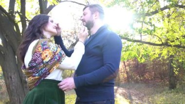 Slow Motion 'dan bir adam sonbahar parkında zarif kadınına aşkla bakıyor.