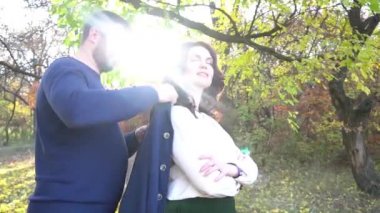 Birbirine aşık bir çiftin portresi. Yakışıklı bir adam ve bir kadın sarıldı.