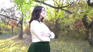 Slow Motion Man kadınlara sarılıyor ve sonbahar günışığının tadını çıkarıyor. 