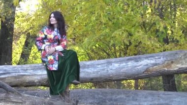 Bayan sonbahar ormanlarında eğleniyor, doğa.