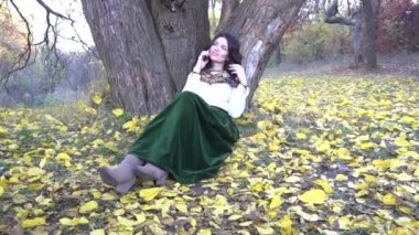 Slow Motion Park 'ta cep telefonuyla konuşan mutlu, genç bir kadın.