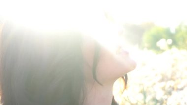 Sonbahar öğleden sonra güneşe karşı bir kadın Sonbahar parkında karahindiba kabarıklığı