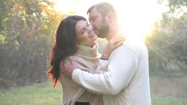 bir sevgi dolu çift parkta sonbaharda öpüşme bir görünüm