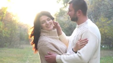 Slow Motion Sonbahar parkında güzel genç bir çift