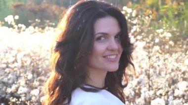 Uçan devedikeni sporları arasındaki bulanık portre.